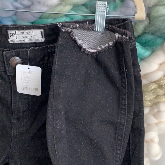 BNWT Free People Carbon Frayed Skinny Jean - Picture 4 of 6